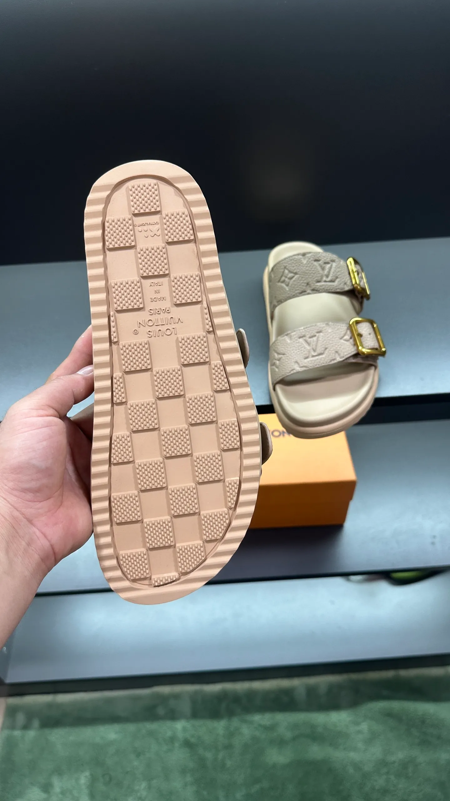 P320 🔍Top purchasing agent LV men's spring and summer slippers counter synchronized. The uppers are made of cowhide fabric imported from Italy, with logo graphics and high-quality craftsmanship. The soles are: original soles specially provided by the original factory. Exclusive molded soles are super comfortable. Original factory follow-up orders. 🔍🔍High quality. You can enter and exit the counter at will. Welcome to compare. Size 38-45